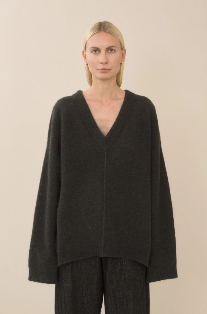 LAUREN MANOOGIAN FW24 FLEECE V NECK INK